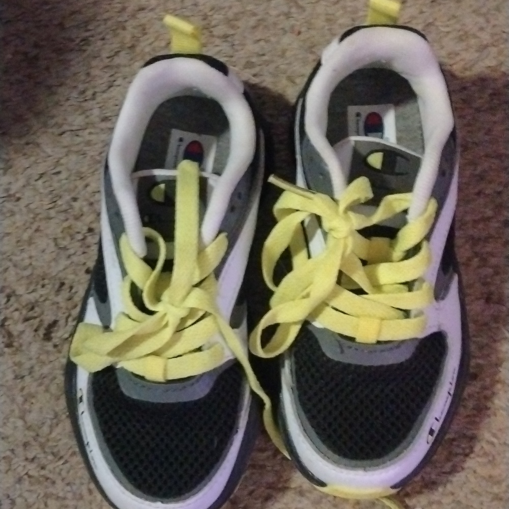 Tennis shoes